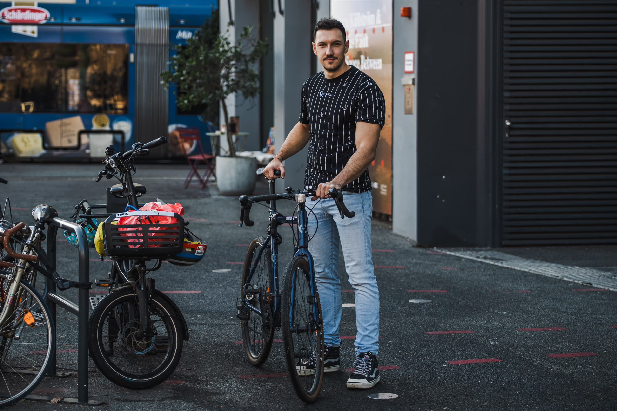 Radfahrer vor Schaufenster