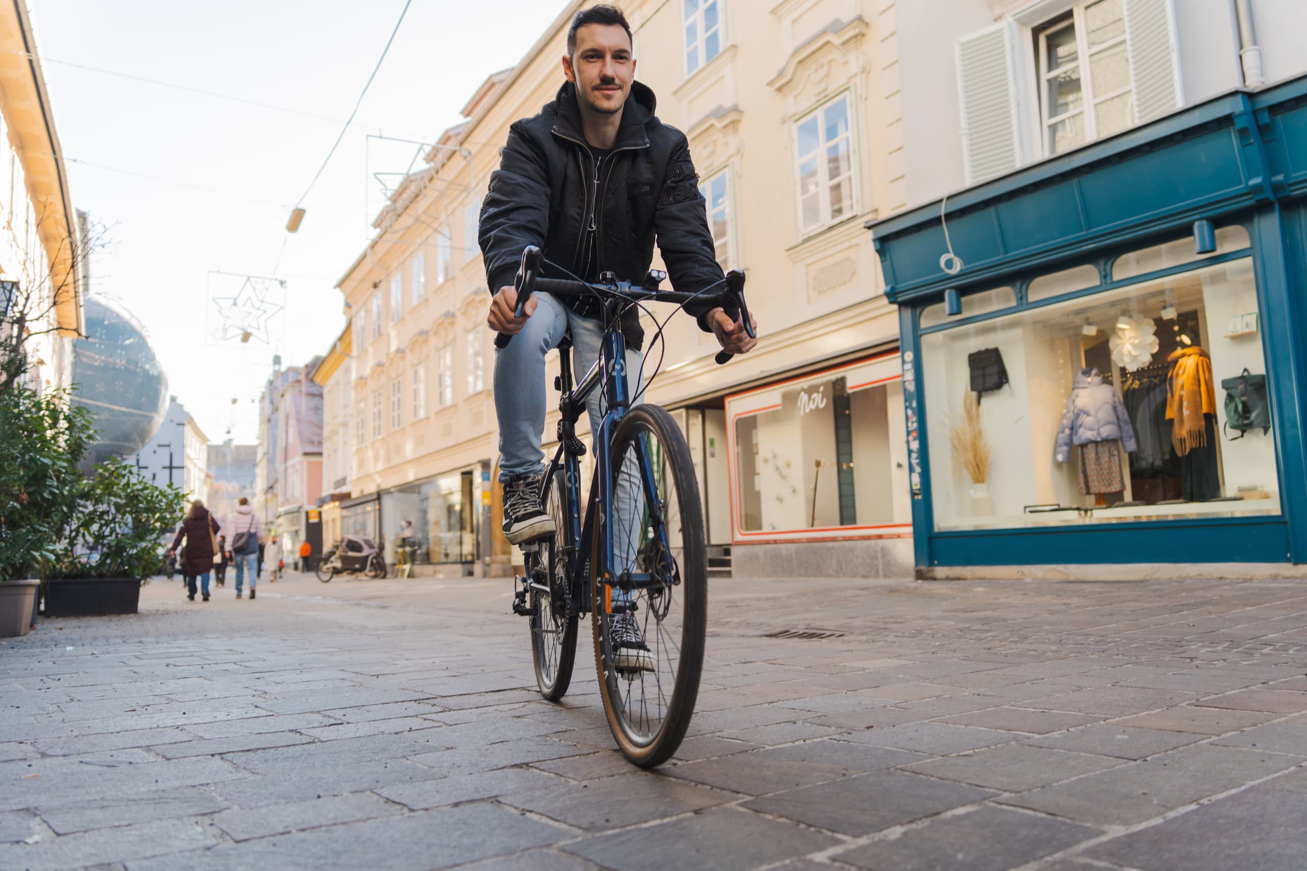 Matthias mit dem Rad in der Grazer Innenstadt