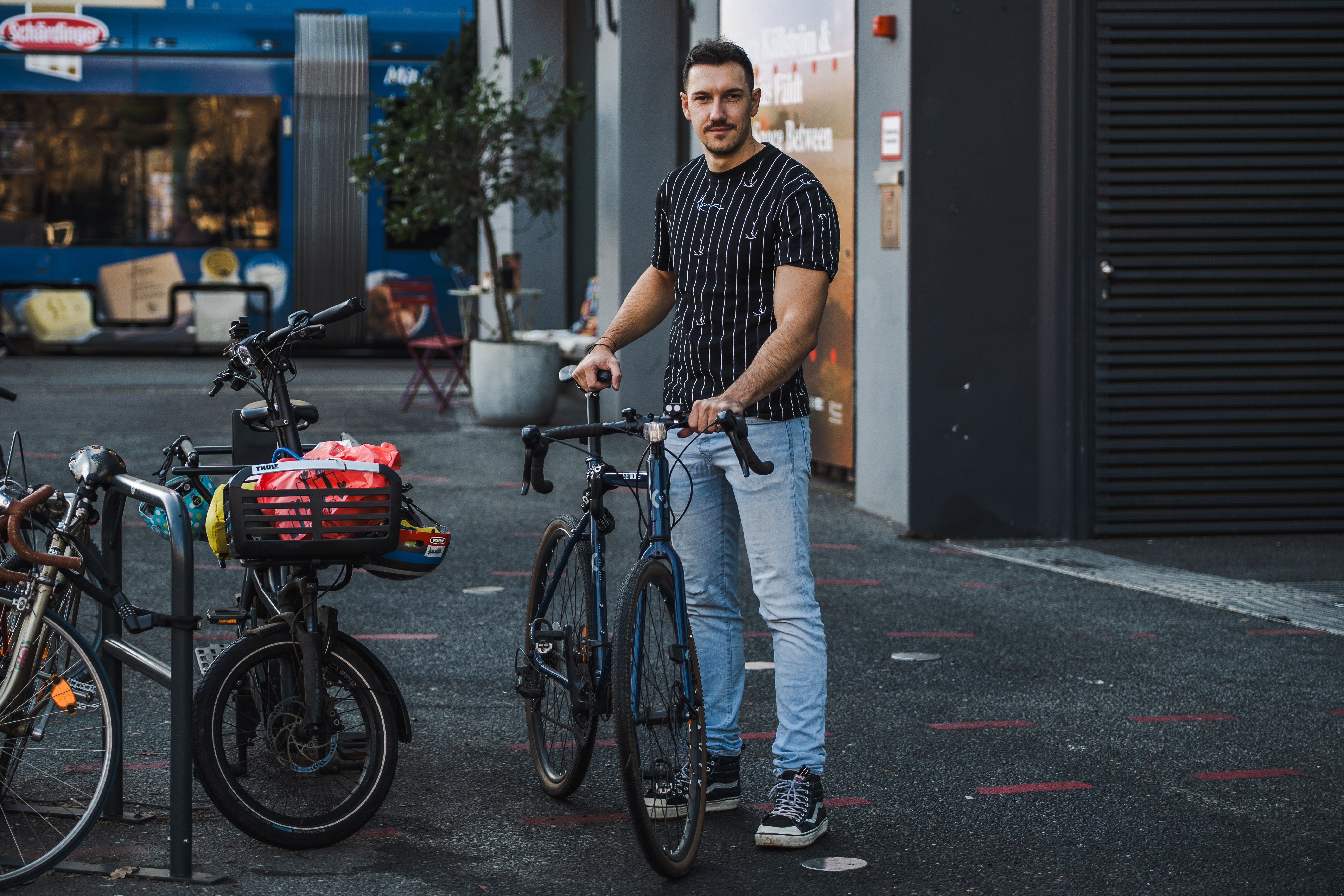 Radfahrer vor Schaufenster
